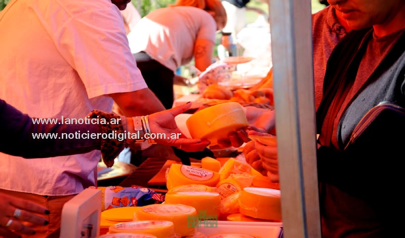 Integrantes de quesos La Comunitaria agradecen a la localidad de América y Gonzalez Moreno